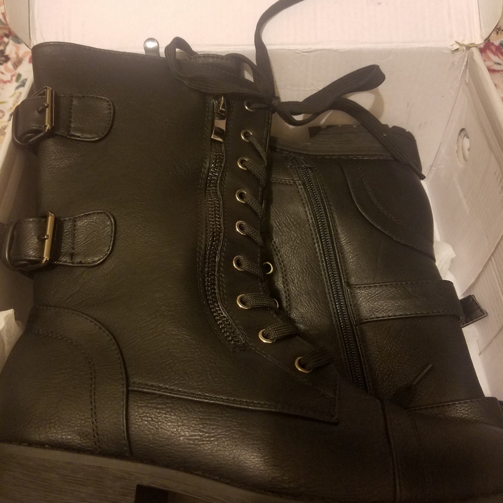 Dream Pairs Women's Black Midcalf boots.